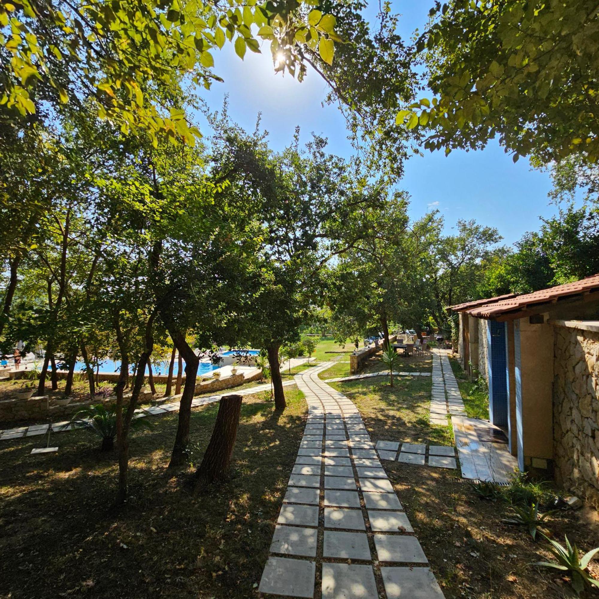 Green Hill Apartments 울친 외부 사진